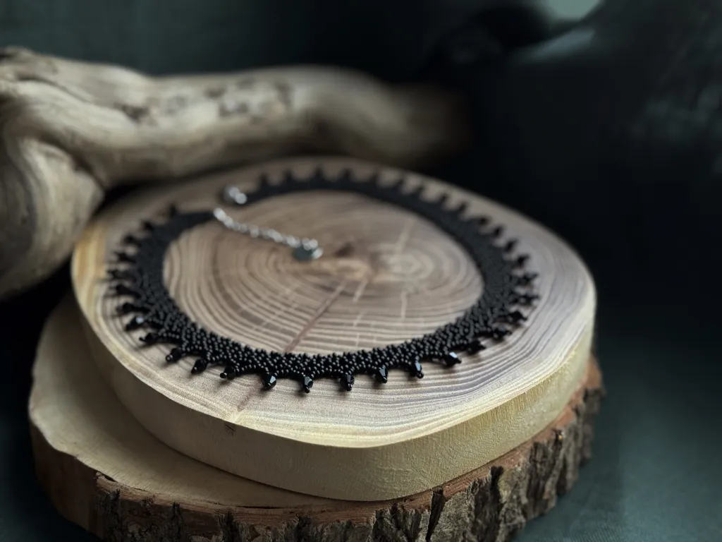 Черное ажурное колье из бисера