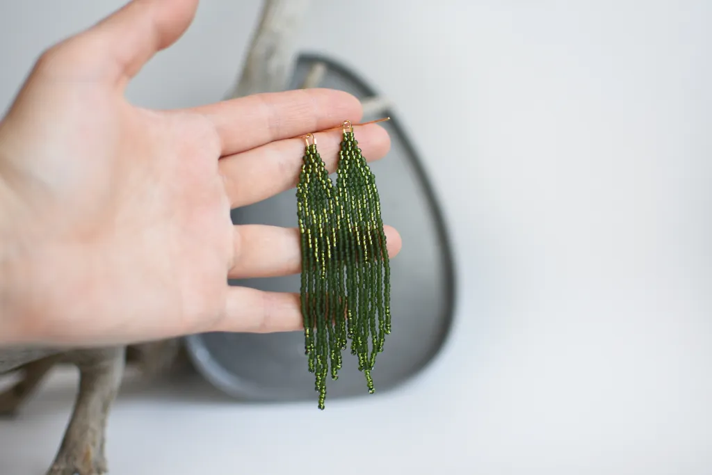 Зелёные серьги из бисера с бахромой