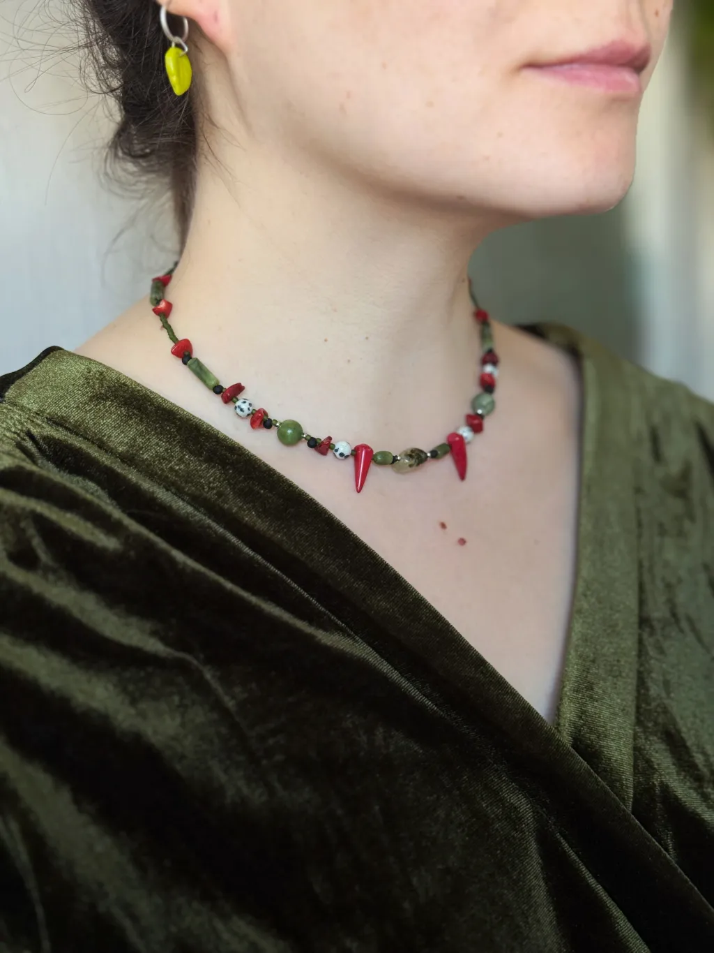 Колье с серпентином и кораллом