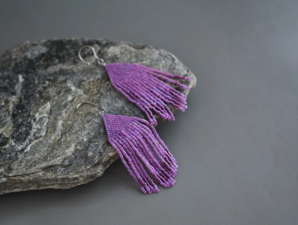 Серьги из бисера с бахромой цвета фуксия