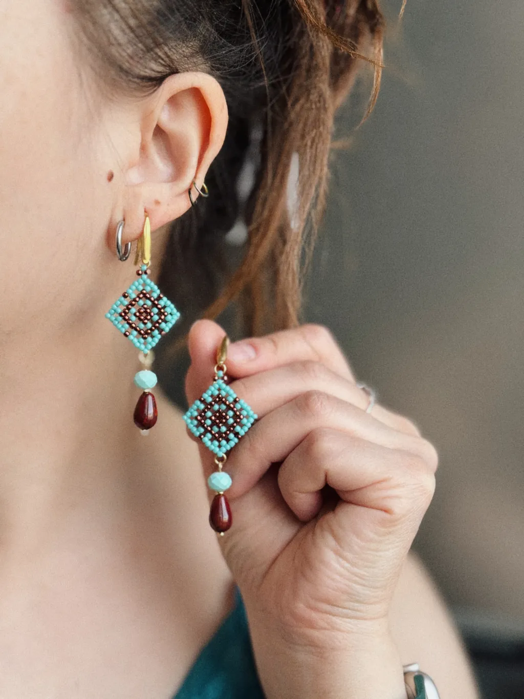 Висячие бирюзовые серьги из бисера с яшмой