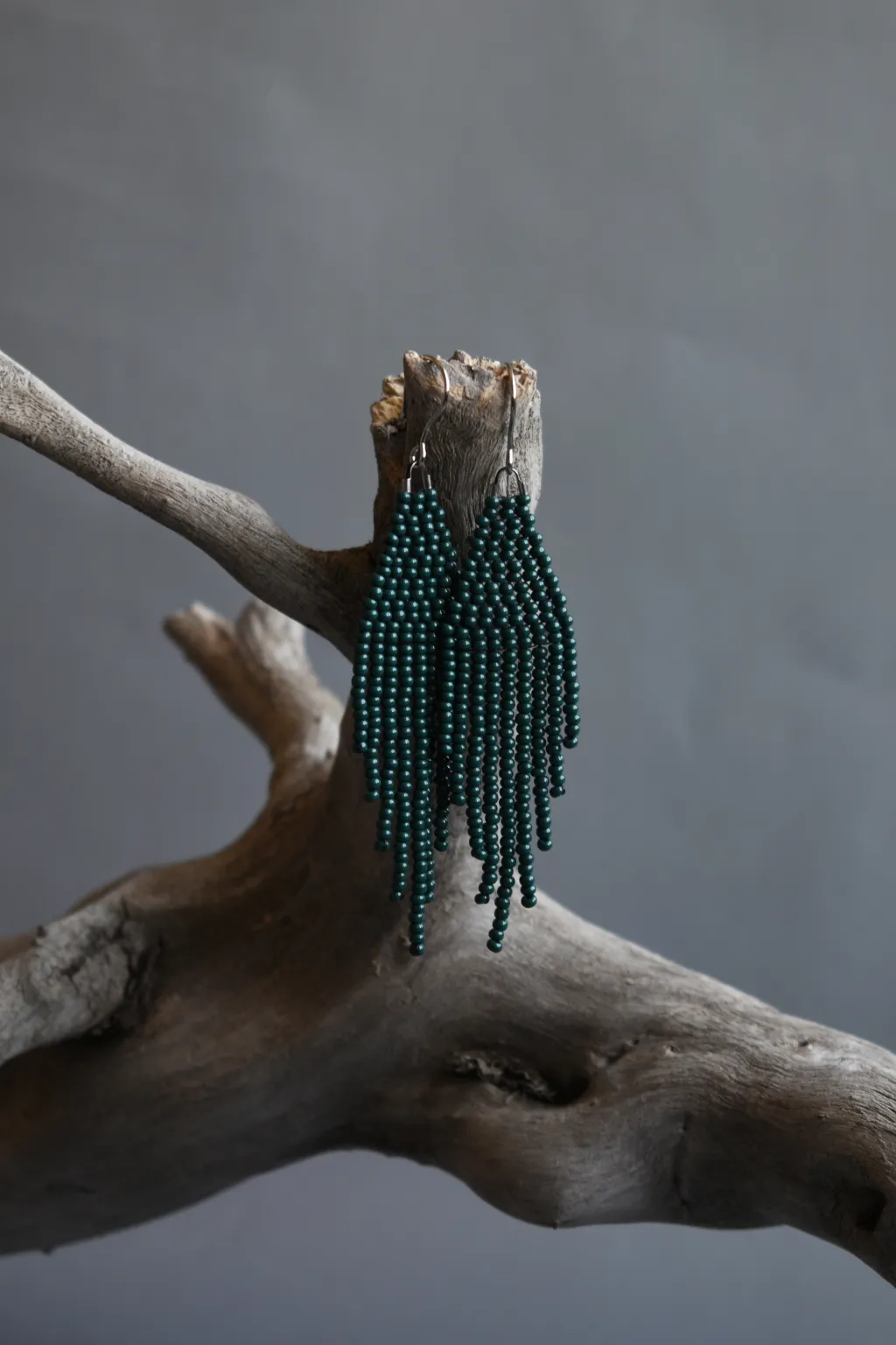 Тёмно-зеленые серьги из бисера с бахромой