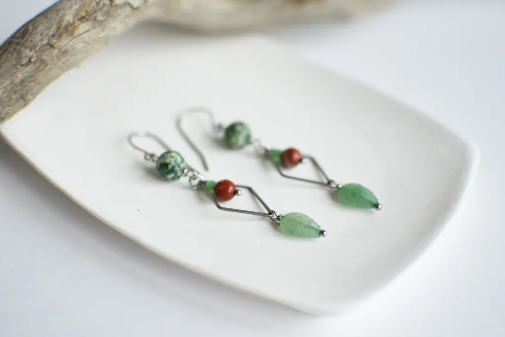 Зеленые серьги с натуральными камнями