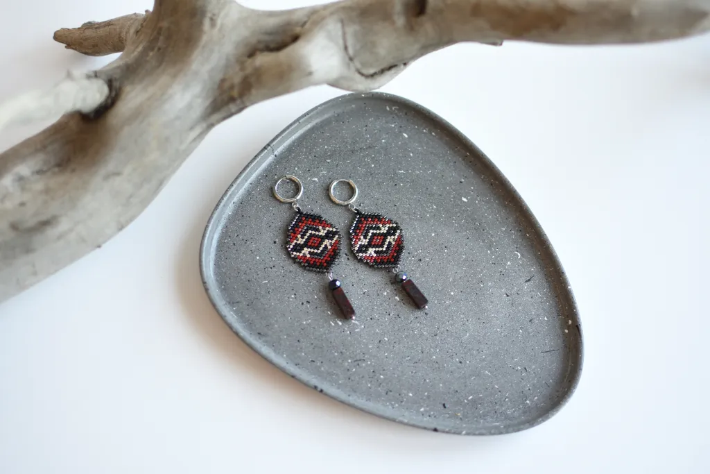 Чёрно-красные серьги с яшмой