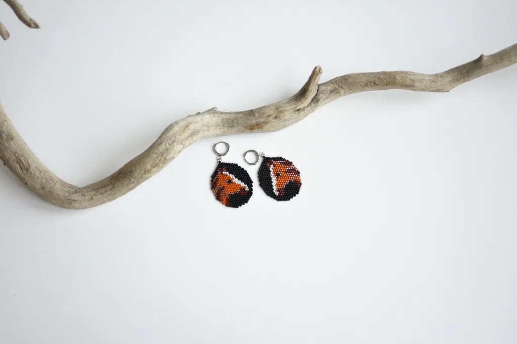 Серьги с лошадью из бисера