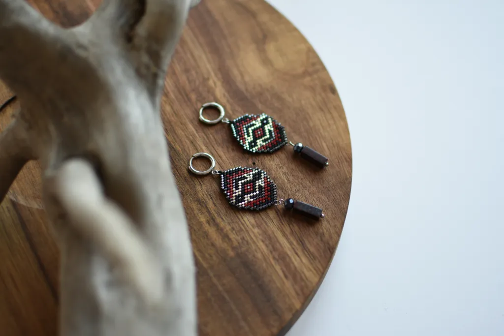 Чёрно-красные серьги с яшмой