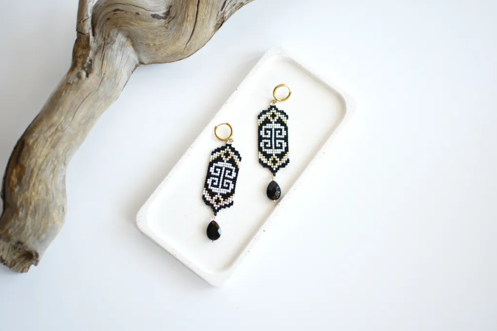 Чёрно-белые серьги с орнаментом