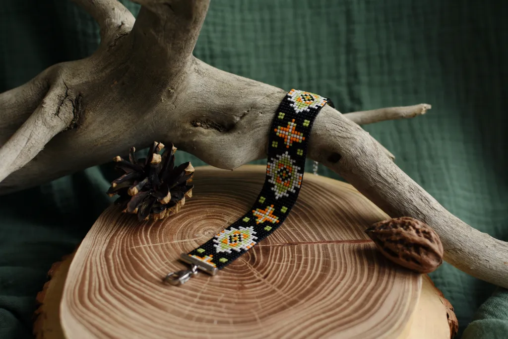 Чёрный браслет из бисера с узором