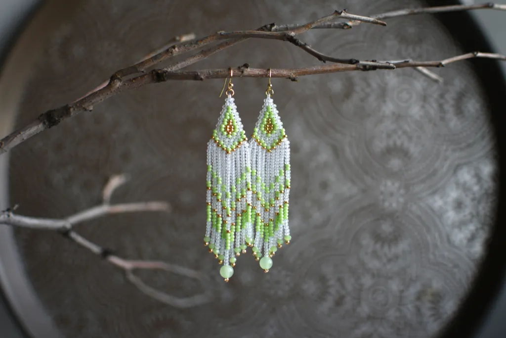 Зелёные серьги из бисера с бахромой