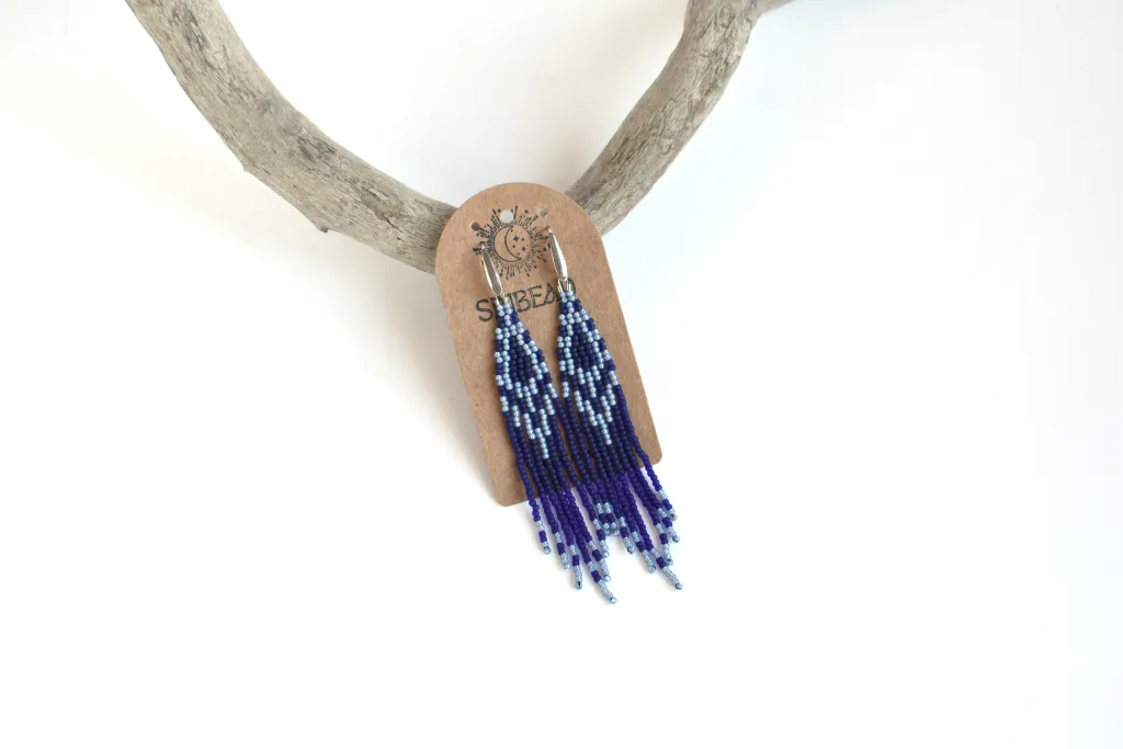 Длинные синие серьги из бисера