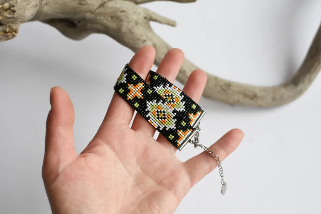 Чёрный браслет из бисера с узором