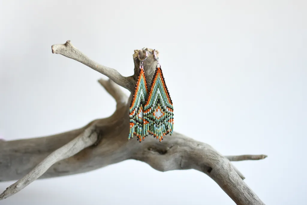 Длинные серьги с бахромой из бисера