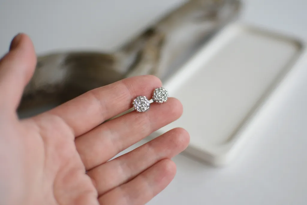 Серебристые серьги-гвоздики из бисера