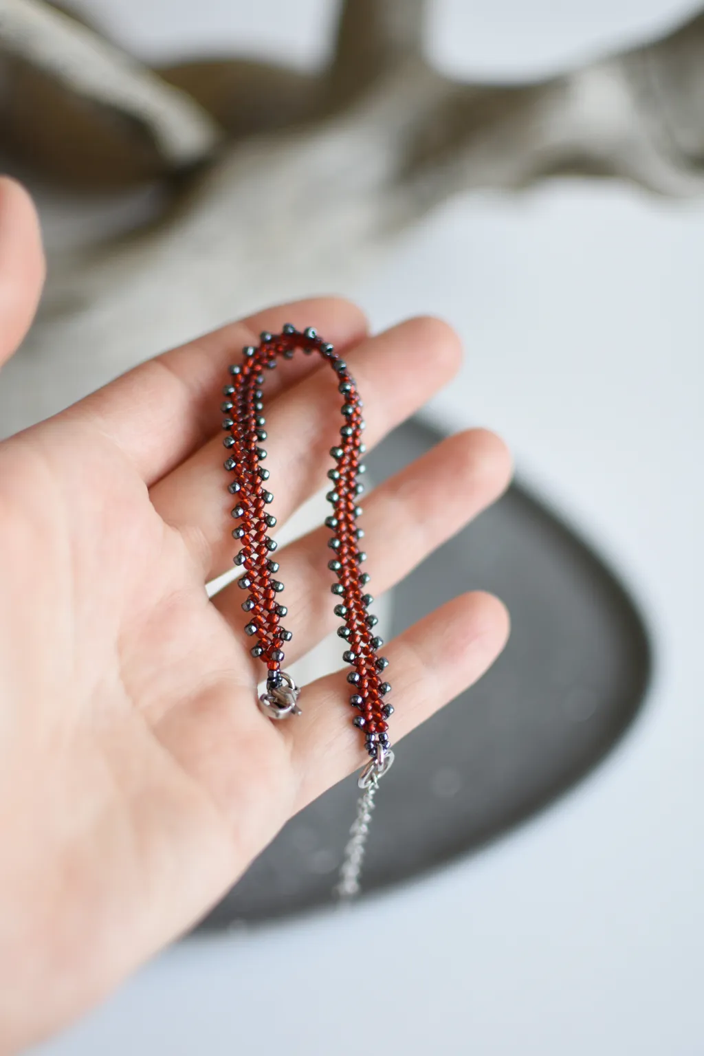 Красный браслет из бисера