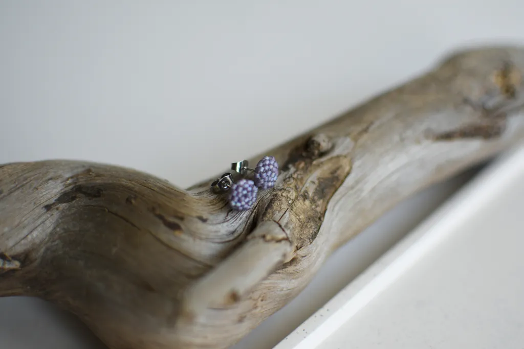 Сиреневые серьги-гвоздики из бисера