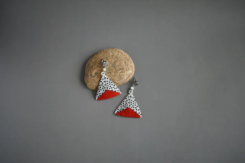Треугольные серьги из бисера в горошек