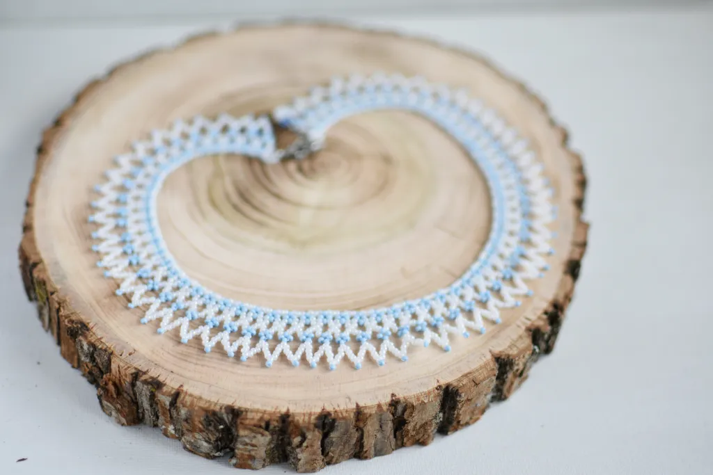 Бело-голубое ожерелье из бисера