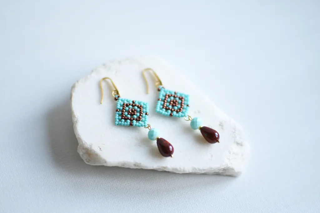 Висячие бирюзовые серьги из бисера с яшмой