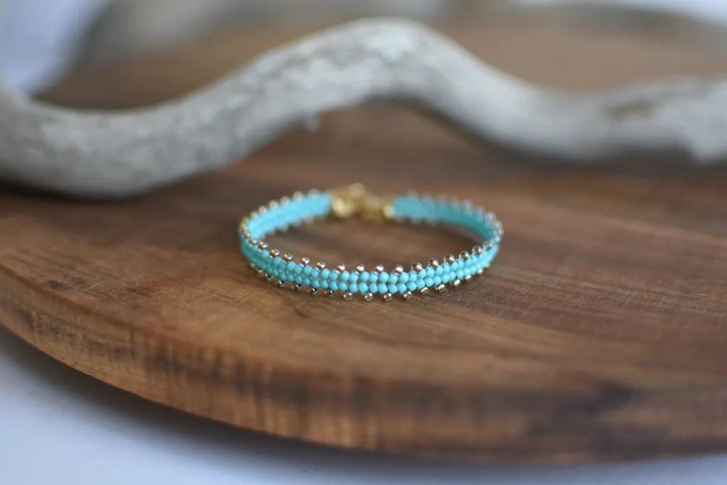Бирюзовый браслет из бисера
