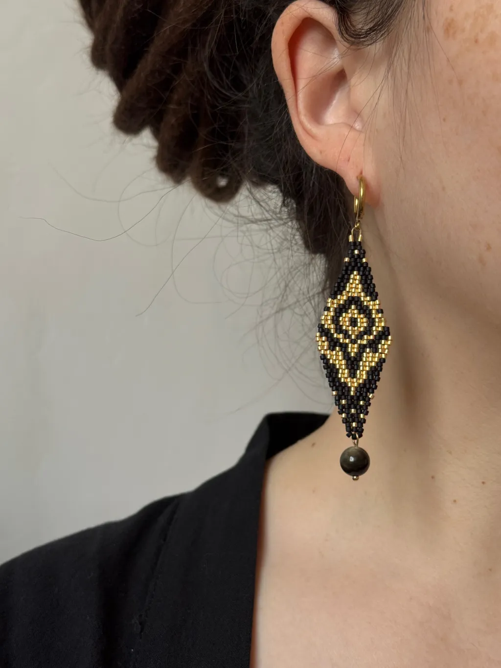 Чёрно-золотистые серьги из бисера