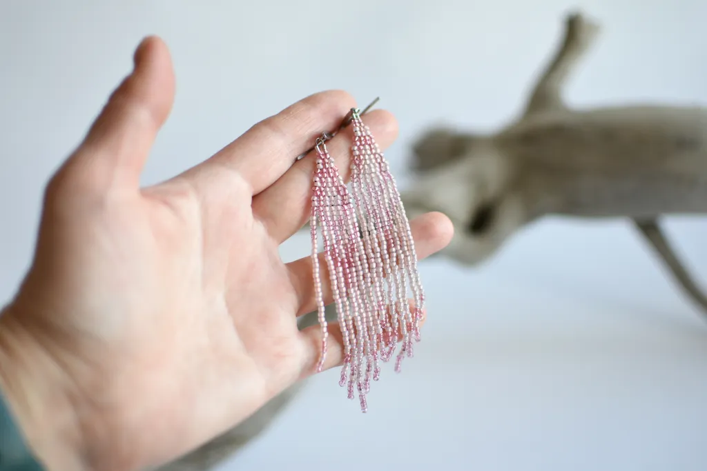 Нежно-розовые серьги из бисера