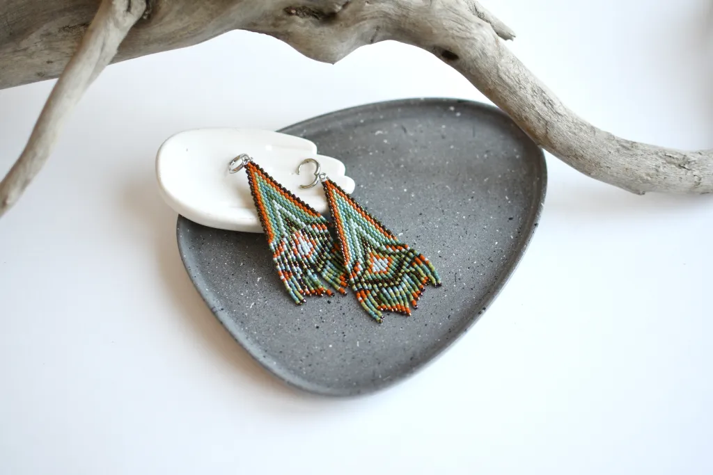 Длинные серьги с бахромой из бисера