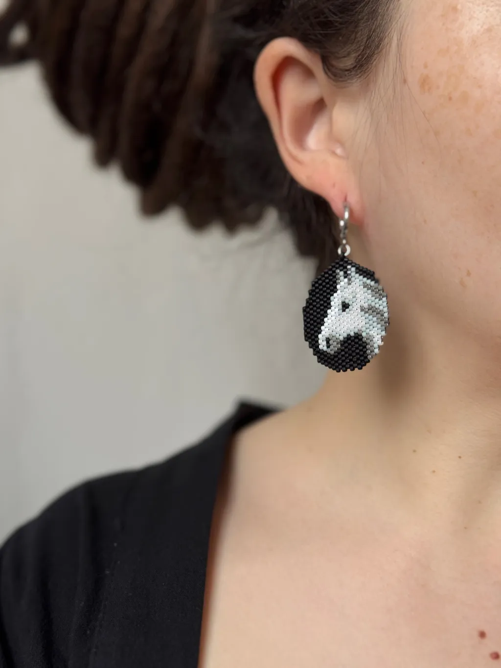 Серьги с белой лошадью из бисера