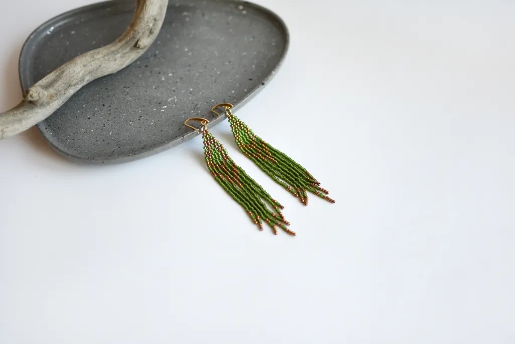 Зелёные серьги из бисера