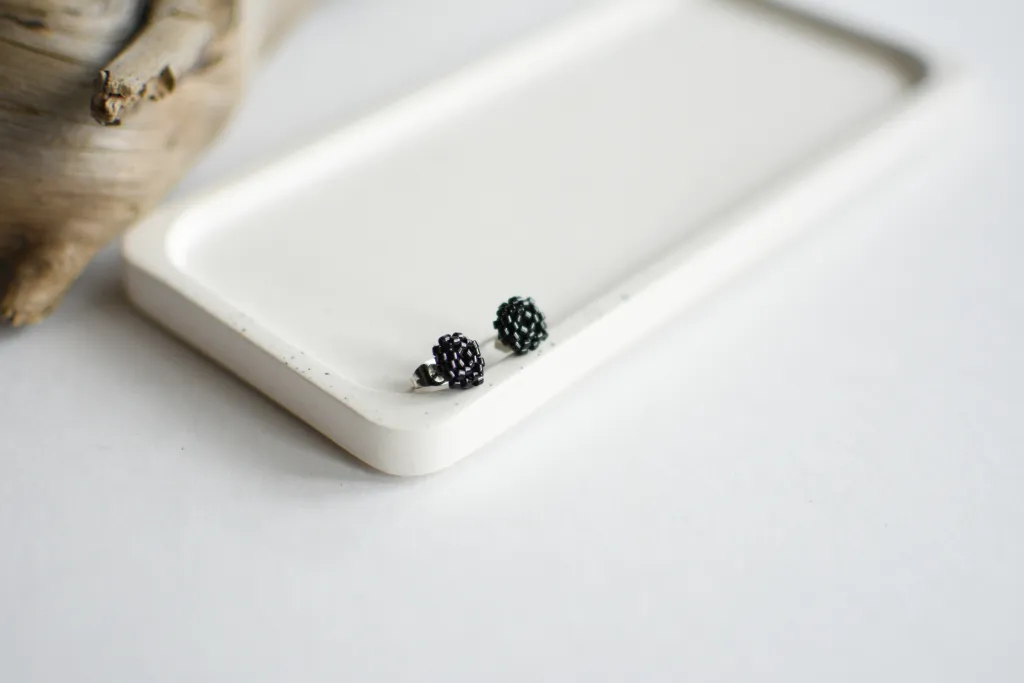 Чёрные серьги-гвоздики из бисера