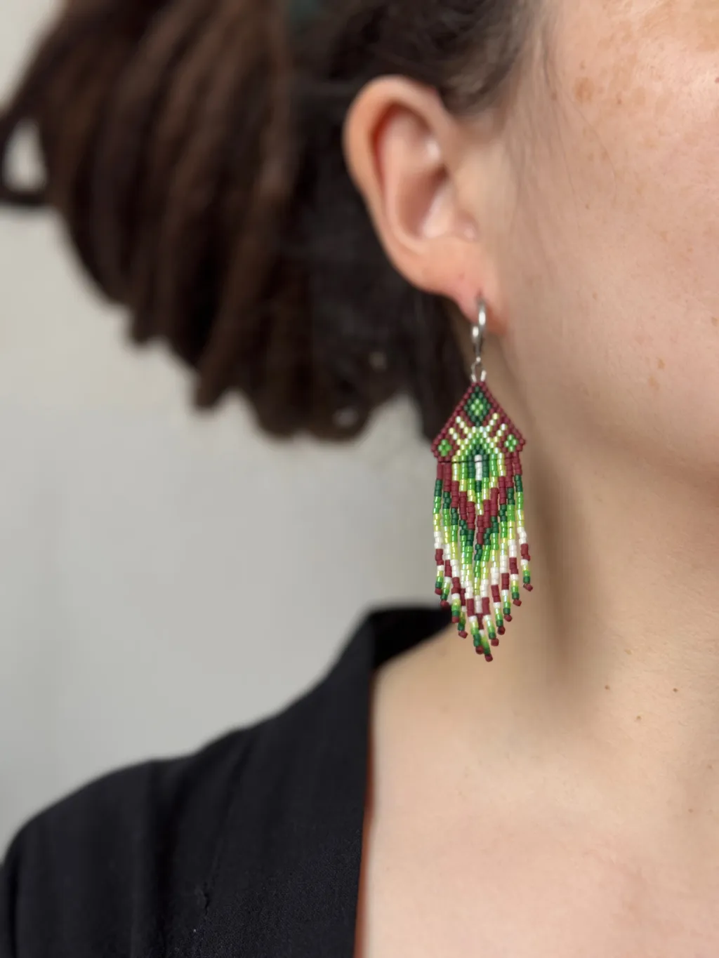 Зелёные бохо-серьги из бисера
