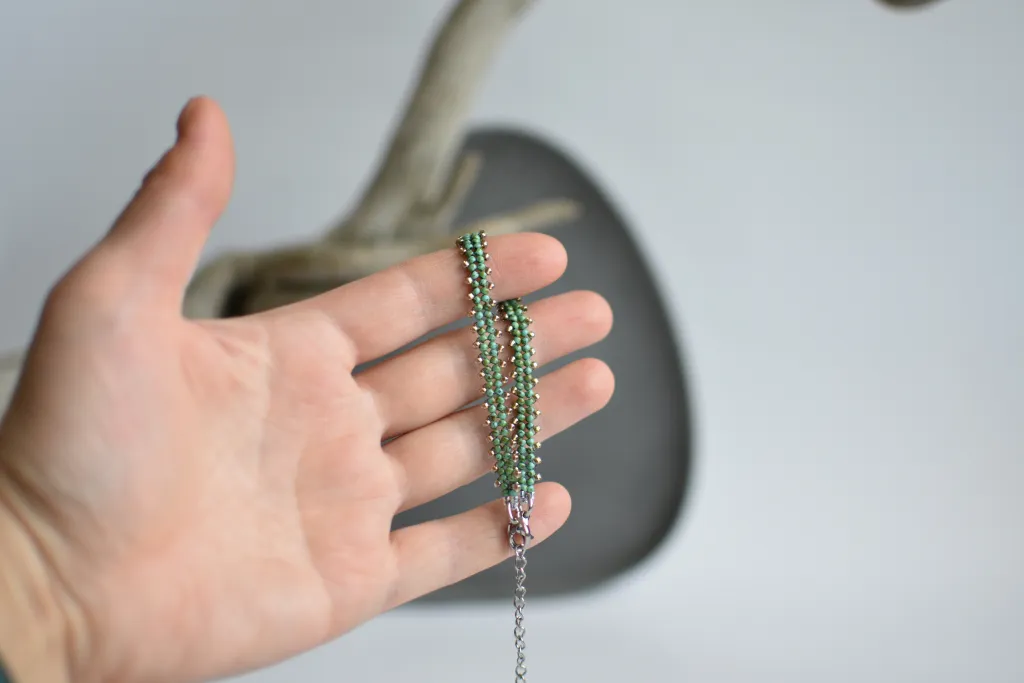 Бирюзовый браслет из бисера