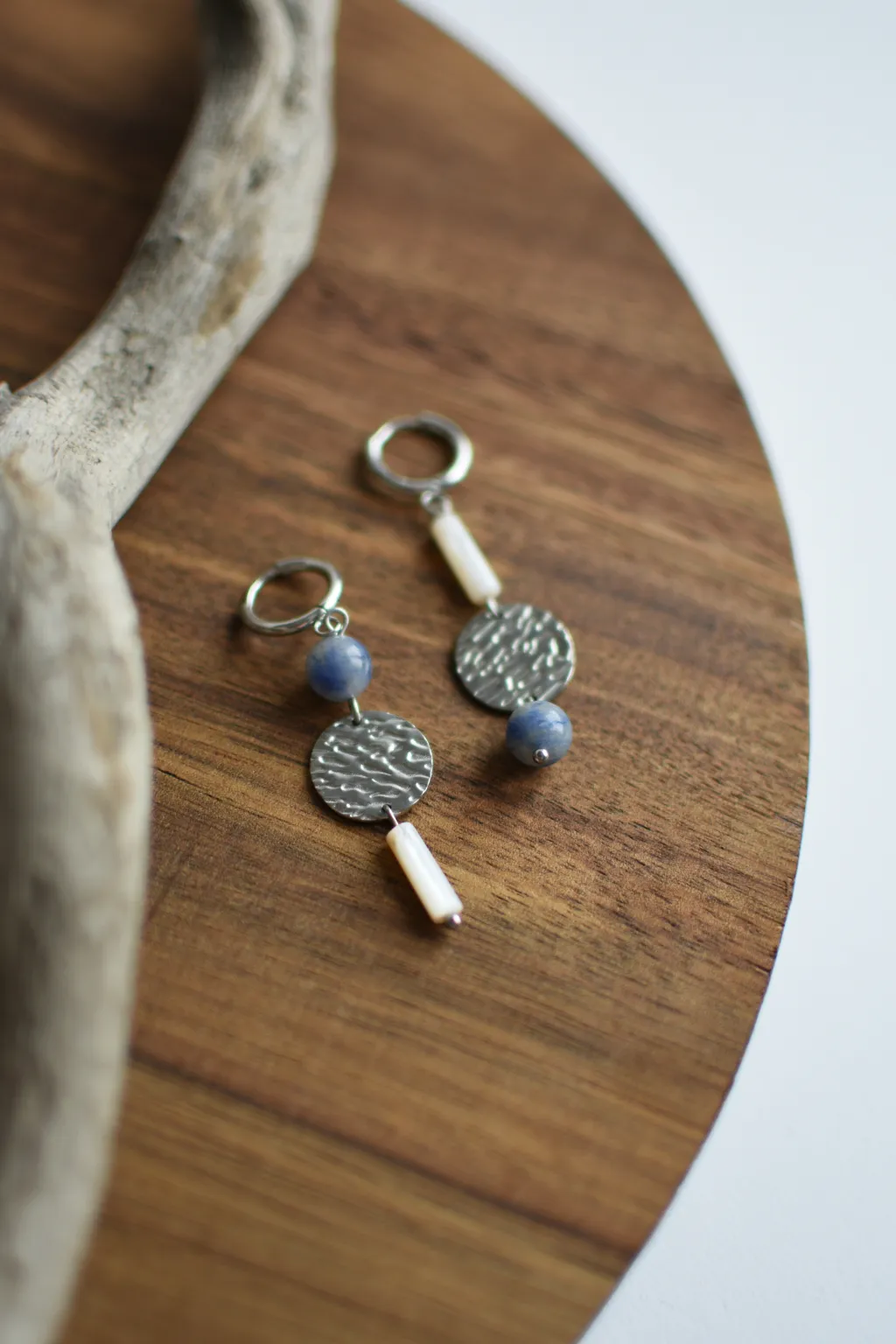 Серьги с содалитом и перламутром