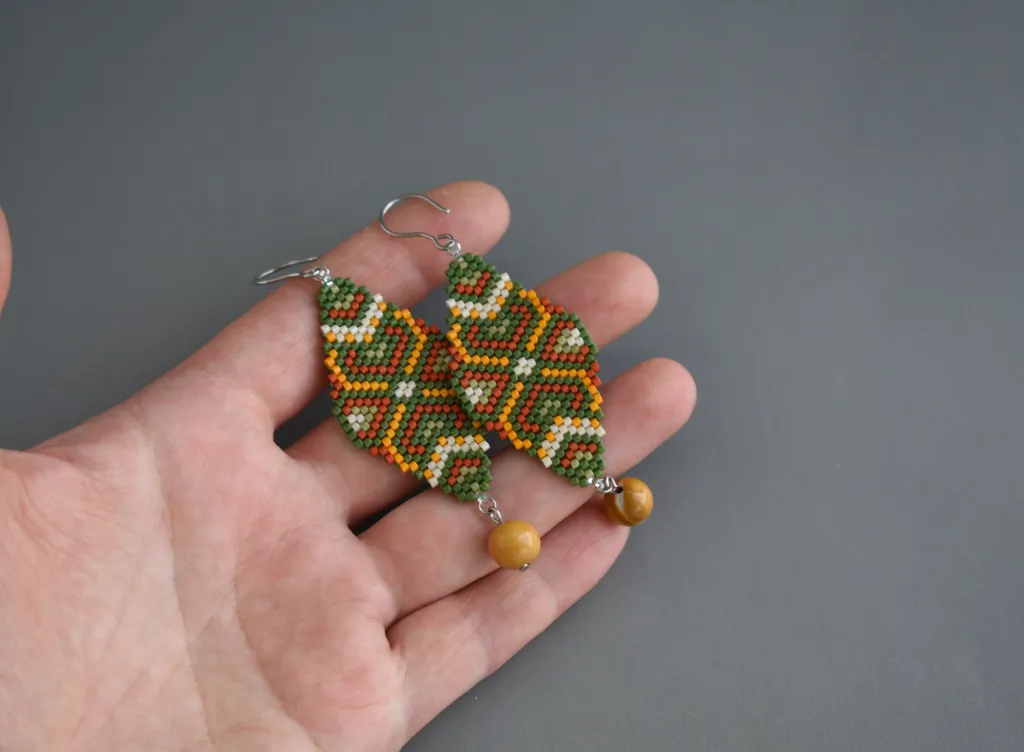 Серьги из бисера с бусинами яшмы