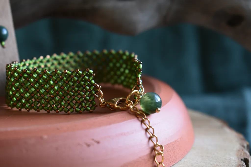 Сет из ажурного браслета и серёжек из бисера